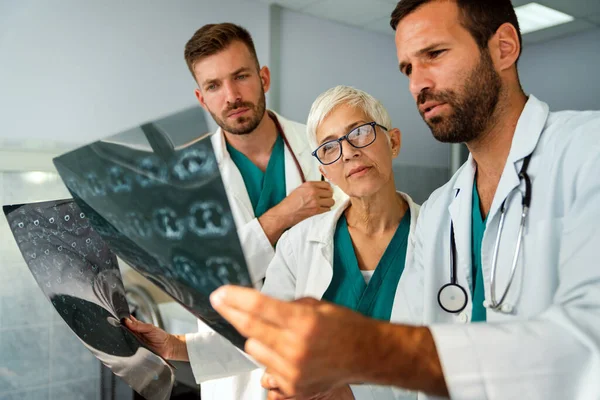Bir Grup Doktor Tomografiye Bakıyor Teşhis Koymak Için Hastanede Mri — Stok fotoğraf