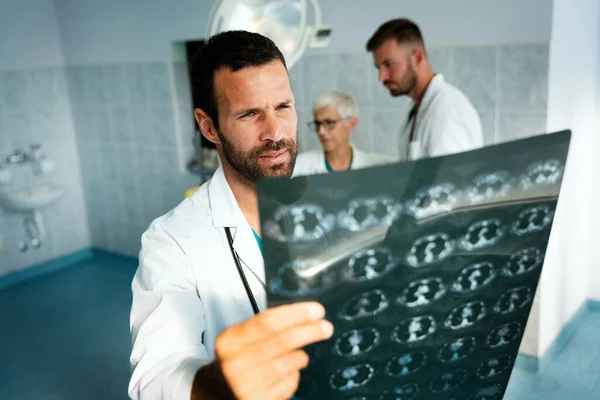 Grupo Médicos Olhando Para Tomografia Computadorizada Ressonância Magnética Hospital Para — Fotografia de Stock