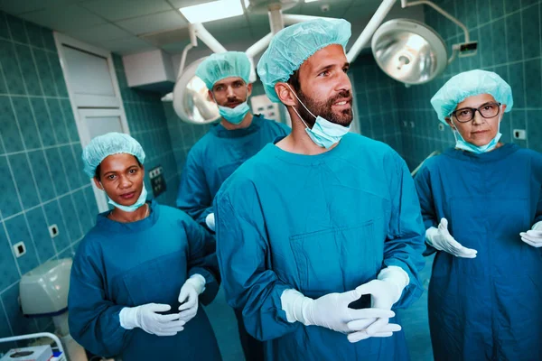 Retrato Equipo Médico Exitoso Dentro Del Quirófano Listo Para Trabajar —  Fotos de Stock