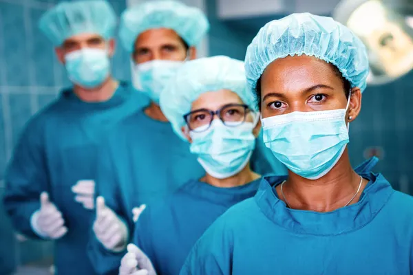 Retrato Equipo Médico Exitoso Dentro Del Quirófano Listo Para Trabajar —  Fotos de Stock