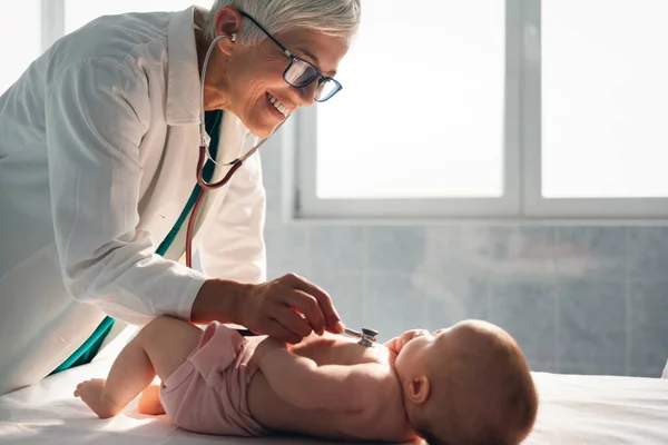 Glad Barnläkare Undersöker Barnet Sjukvård Människor Undersökning Koncept — Stockfoto