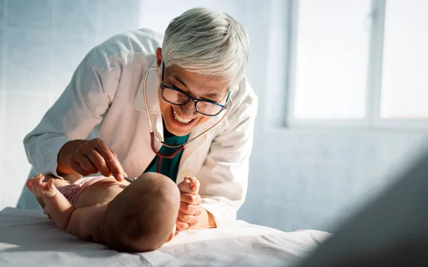 Glad Barnläkare Undersöker Barnet Sjukvård Människor Undersökning Koncept — Stockfoto