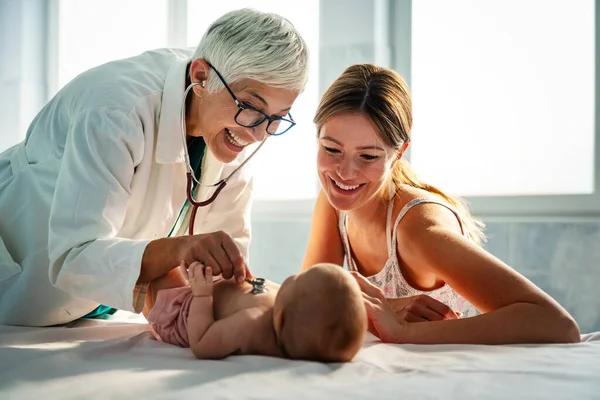 Pediyatrist Doktor Bebeğin Kalp Atışlarını Steteskopla Kontrol Ediyor Sağlık Hizmetleri — Stok fotoğraf