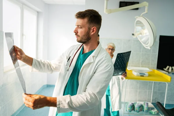 Bir Grup Doktor Tomografiye Bakıyor Teşhis Koymak Için Hastanede Mri — Stok fotoğraf