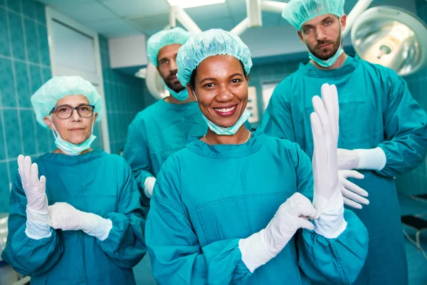 Portret Odnoszącego Sukcesy Zespołu Chirurgów Medycznych Wewnątrz Sali Operacyjnej Gotowego — Zdjęcie stockowe