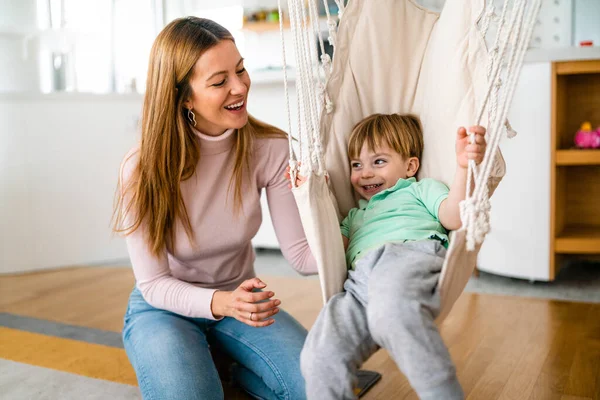 Alegre Niño Divirtiéndose Jugando Con Madre Juntos Casa Crianza Individual — Foto de Stock