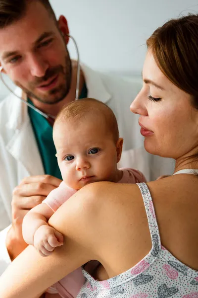 Pediatriker Läkare Undersöker Barnet Med Stetoskop Kontrollera Hjärtslag Hälsovård Människor — Stockfoto