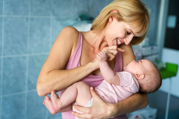 Retrato Uma Bela Mãe Com Seu Bebê Recém Nascido — Fotografia de Stock