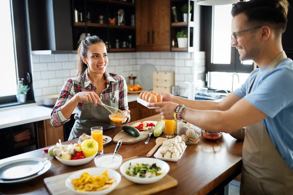 Mutlu Insanlar Birkaç Arkadaş Evlerinin Mutfağında Birlikte Yemek Pişiriyorlar — Stok fotoğraf