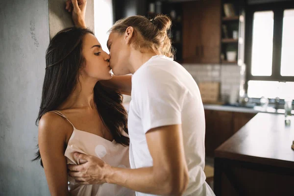 Casal Feliz Quarto Desfrutando Preliminares Sensuais Romance Conceito Pessoas Amor — Fotografia de Stock