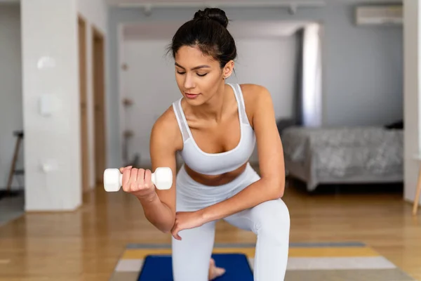 Fitness Esporte Treinamento Conceito Estilo Vida Sorrindo Mulher Apto Fazendo — Fotografia de Stock