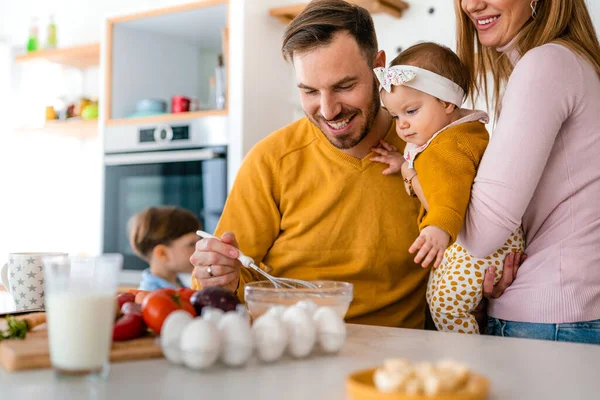 Glückliche Familie Bereitet Hause Der Küche Gesundes Essen — Stockfoto