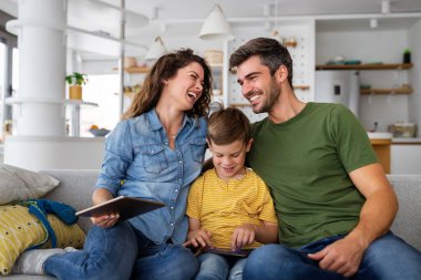 Mutlu aile birlikte vakit geçiriyor, evde eğleniyor. İnsanlar, mutluluk kavramı.