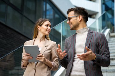 İş adamları takım çalışmasını tartışıyor beraberlik mutluluğu açık hava konsepti