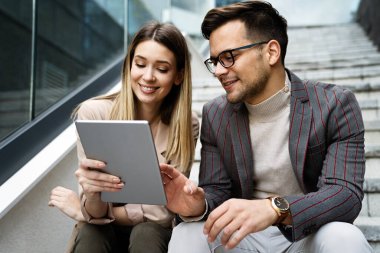 İş adamları takım çalışmasını tartışıyor beraberlik mutluluğu açık hava konsepti