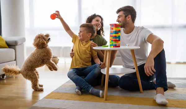 Šťastný Rodinný Koncept Krásné Mladé Rodiče Baví Hrát Svým Synem — Stock fotografie