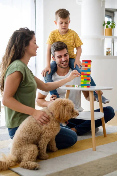 Mutlu Aile Kavramı Güzel Genç Ebeveynler Evlerinde Oğluyla Oynuyorlar — Stok fotoğraf