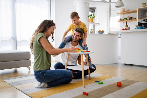Mutlu Bir Aile Ailesi Oğlu Var Evlerinde Renkli Bloklarla Oynuyorlar — Stok fotoğraf