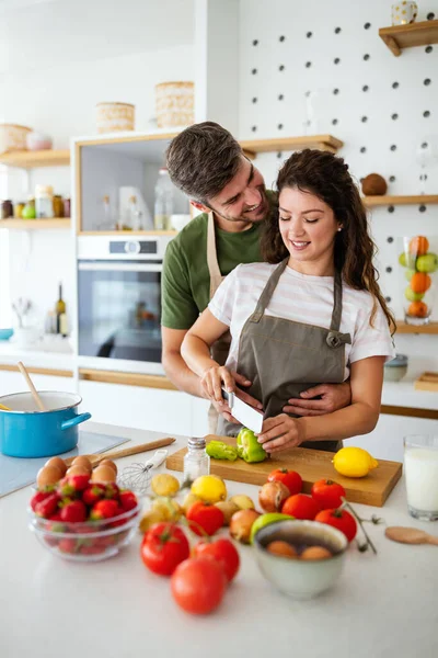Mutlu Genç Çift Mutfakta Eğlenirken Taze Organik Yiyecekler Hazırlıyor — Stok fotoğraf