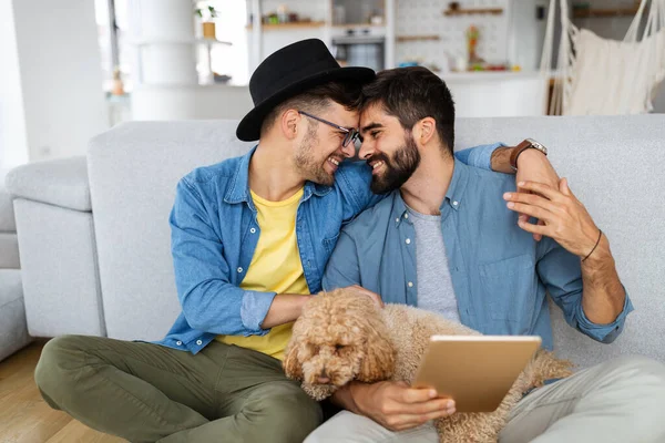 Evde Dijital Tablet Kullanarak Eğlenen Eşcinsel Çift — Stok fotoğraf