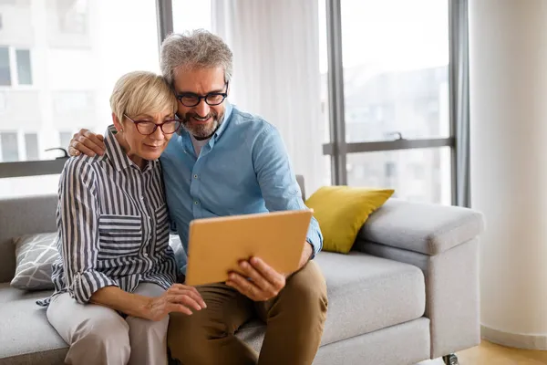 Hermosa Pareja Madura Feliz Está Utilizando Una Tableta Digital Hablando — Foto de Stock