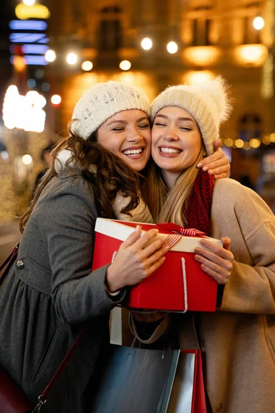Портрет Двух Счастливых Женщин Обменивающихся Рождественскими Подарками Отдыхающие Покупками Понятие — стоковое фото