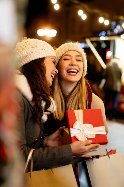 Портрет Веселої Молодої Щасливої Жінки Яка Робить Різдвяні Покупки Різдвяний — стокове фото