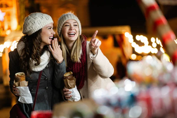 Щасливі Жінки Друзі Насолоджуються Різдвяним Ринком Розважаються Разом Відкритому Повітрі — стокове фото