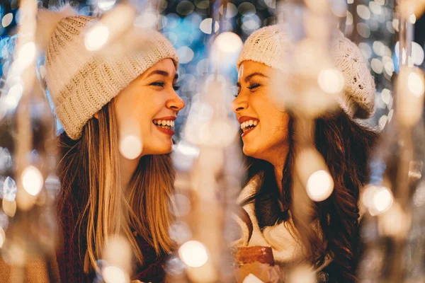 Щасливі Молоді Жінки Друзі Розважаються Насолоджуючись Миттєвими Моментами Разом Різдвяному — стокове фото