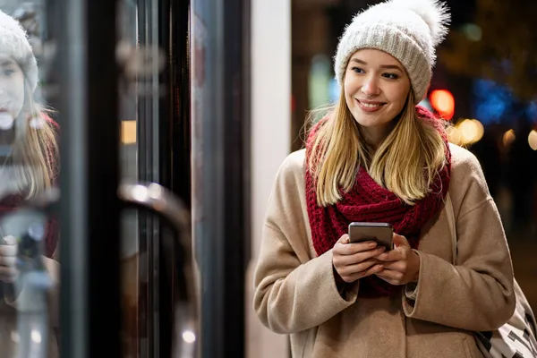 Férias Comunicação Conceito Pessoas Retrato Bela Jovem Feliz Chamando Smartphone — Fotografia de Stock