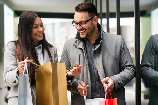 Casal Feliz Divertindo Fazendo Compras Juntos Cidade Pessoas Conceito Felicidade — Fotografia de Stock