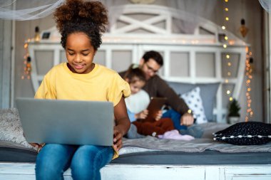 Tablette oynayan mutlu çoklu etnik çocukların ve babaların portresi. Teknoloji ailesi yaşam tarzı kavramı