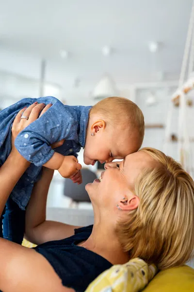 Feliz Família Amorosa Mãe Criança Menina Brincando Beijando Abraçando Casa — Fotografia de Stock