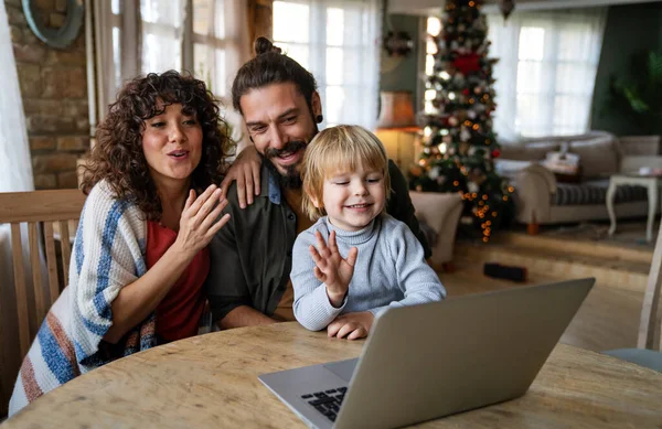 Família Feliz Com Criança Divertindo Usando Laptop Juntos Assistindo Vídeo — Fotografia de Stock