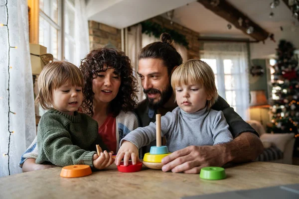 Iubirea Familiei Joacă Conceptul Copilăriei Părinții Tineri Petrec Timp Împreună — Fotografie, imagine de stoc