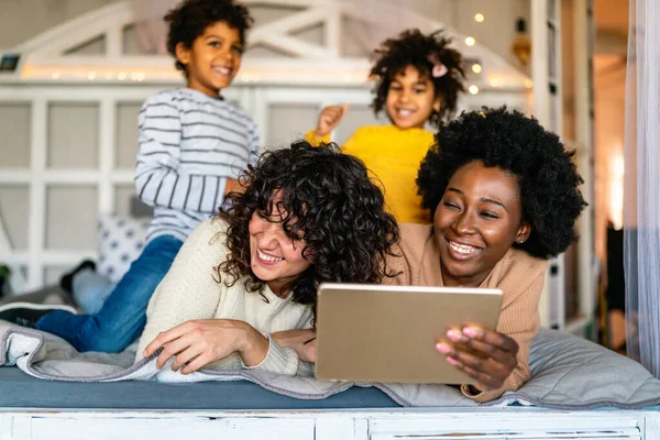 Familia Felicidad Niños Padres Gay Concepto Feliz Pareja Mujeres Multiétnicas —  Fotos de Stock