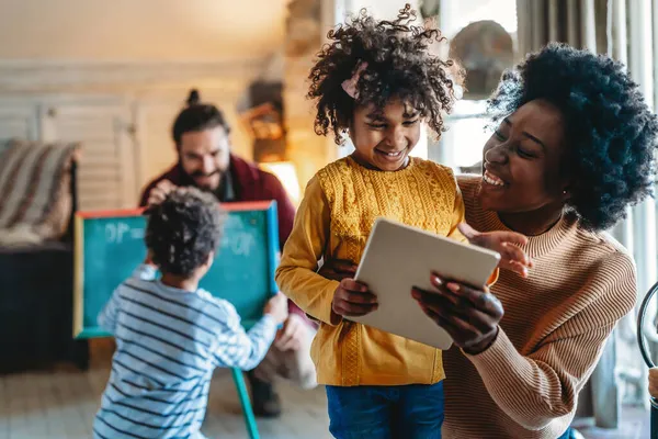 Familia Multiétnica Feliz Usando Tableta Para Jugar Ver Películas Relajarse —  Fotos de Stock