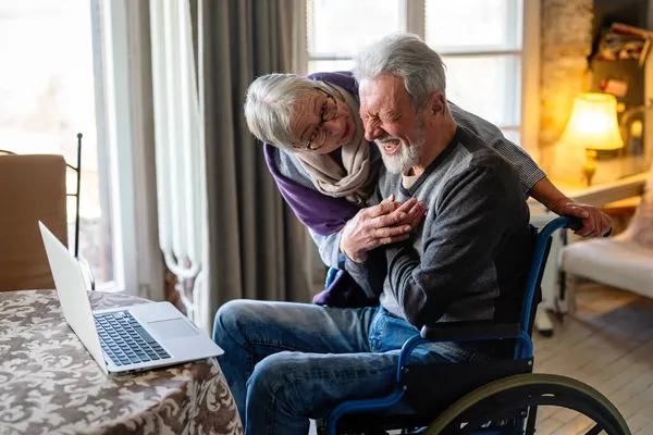 Счастливая Старшая Пара Использует Ноутбук Дома Весело Провести Время Вместе — стоковое фото