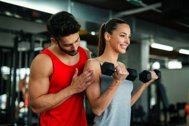 Genç antrenör, kadının kilo vermesine yardım ediyor. Spor sporu insanları sağlıklı yaşam tarzı konsepti