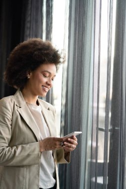 Telefonlu güzel bir Afrikalı kadının portresini yakından çek. İnsanlar, teknoloji kavramı