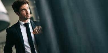 Yakışıklı ve başarılı bir iş adamının portresi.