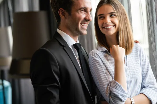 Giovane Coppia Amore Sorridente Nel Confortevole Appartamento Pianificando Futuro — Foto Stock