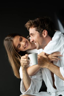 Mutlu evli genç çift sağlık merkezlerinde dinleniyor.