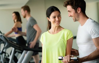 Spor salonunda spor yapan formda ve formda bir kız.