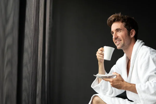 若い男は家で朝コーヒーを飲む — ストック写真