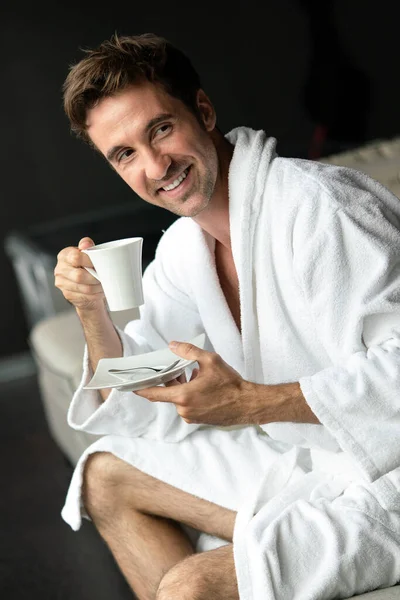朝家でコーヒーを飲んでるハンサムな若い男 — ストック写真