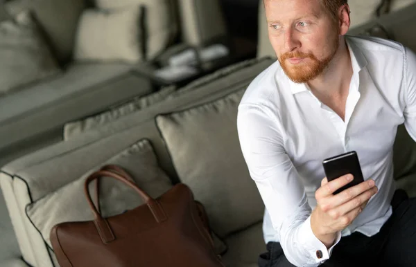 Sikeres Boldog Üzletember Aki Mobiltelefont Használ Irodában Üzleti Technológiai Emberi — Stock Fotó