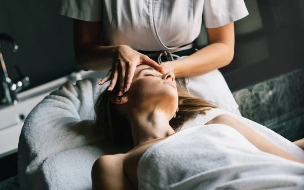 Mulher Saudável Bonita Spa Recreação Saúde Massagem Cura — Fotografia de Stock