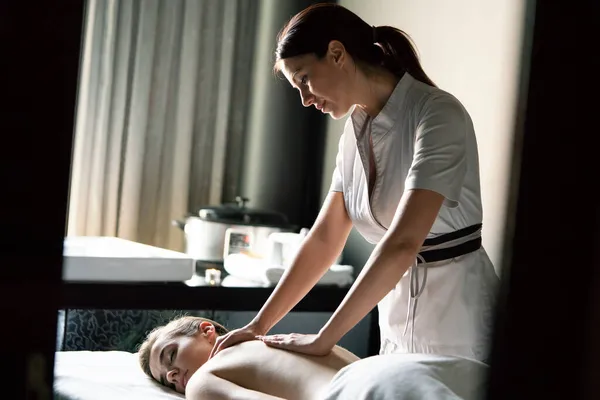 Relaksująca Kobieta Masażu Salonie Spa — Zdjęcie stockowe