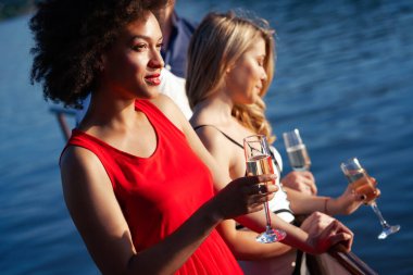 Bir grup arkadaş içiyorlar, dans ediyorlar ve dışarıda eğleniyorlar.